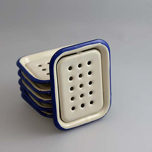 Soap dish in enamel, white and blue in the group Gifts at Stiftelsen Prins Eugens Waldemarsudde (12532)