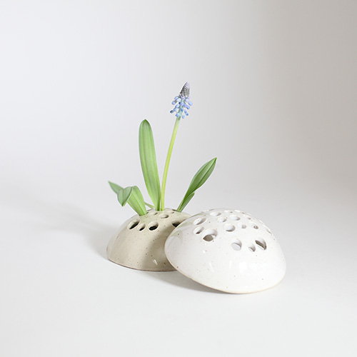 Flower Frog, Ojorojo Ceramics in the group Gifts at Stiftelsen Prins Eugens Waldemarsudde (1360)