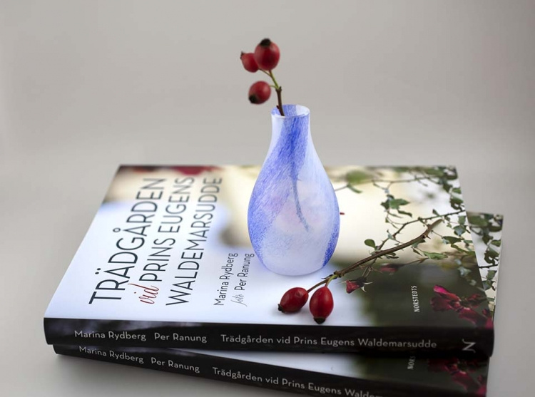 Bud vase, blue and white