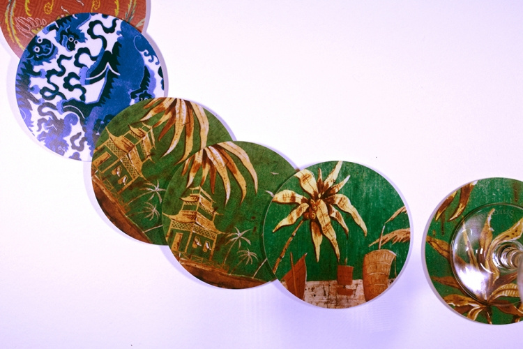 Coaster with house and palmleafs
